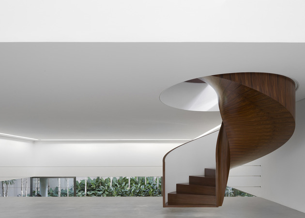 modern art gallery house with spiral staircase feature 2 thumb 630x450 22312 Modern Art Gallery House with Spiral Staircase Feature