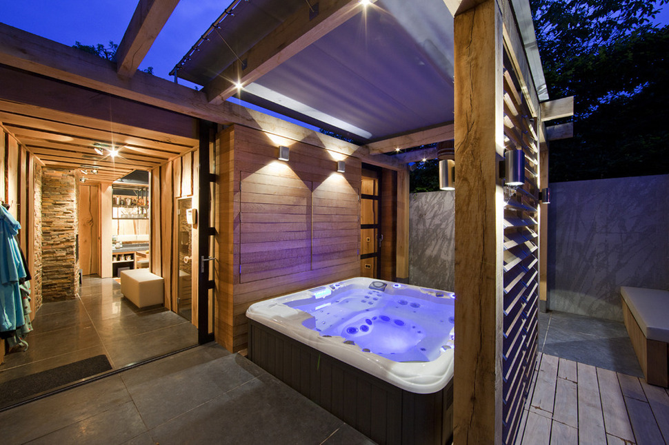 netherlands-wellness-centre-luxurious-indoor-outdoor-spa-choices-13-hot-tub.jpg