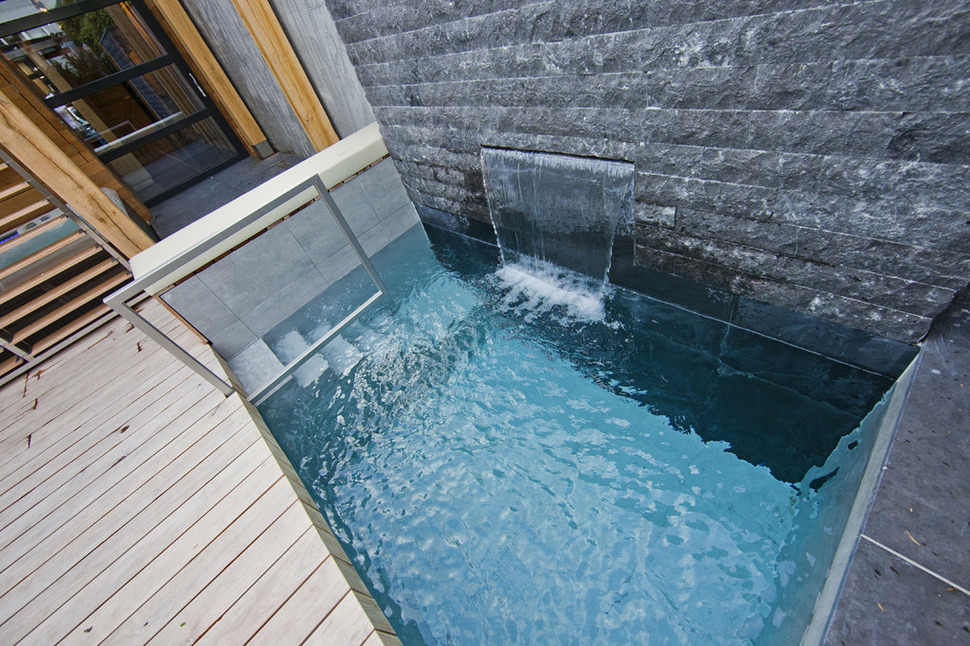 netherlands-wellness-centre-luxurious-indoor-outdoor-spa-choices-2-pool-water-jets.jpg
