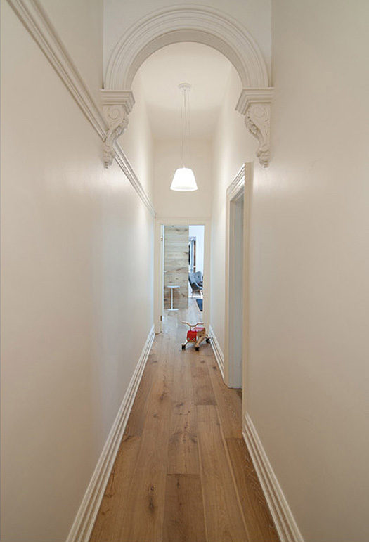 rachcoff-vella-architecture-warms-up-modern-homes-australia-wood-details-15-hallway.jpg