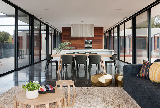 rachcoff-vella-architecture-warms-up-modern-homes-australia-wood-details-4-dining.jpg