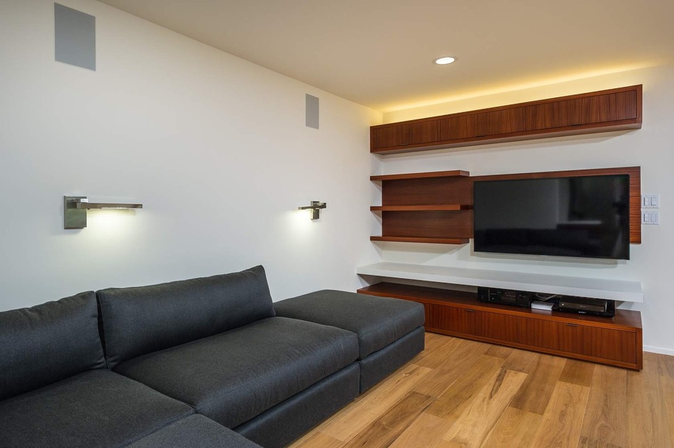 skillful-renovation-iconic-mid-century-los-angeles-residence-21-tv-room.jpg