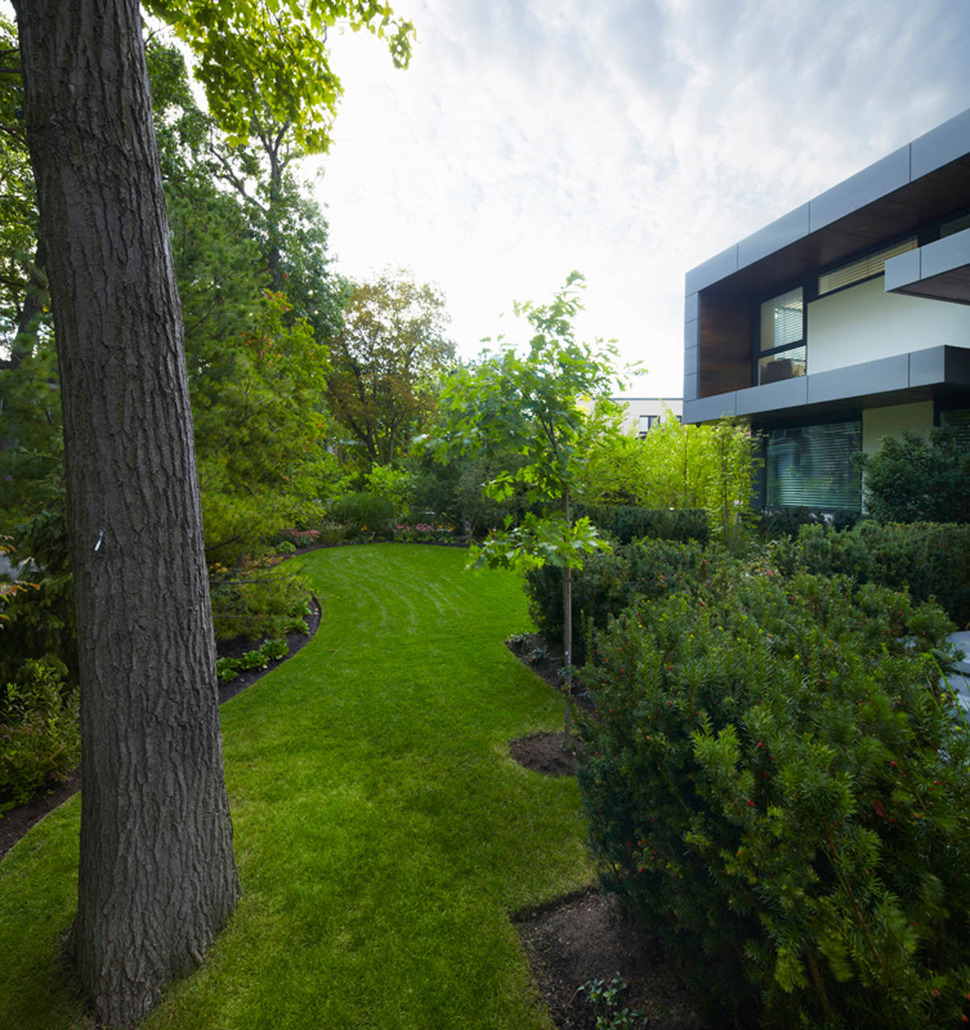 stunning-details-large-open-spaces-define-toronto-home-30-frontyard.jpg
