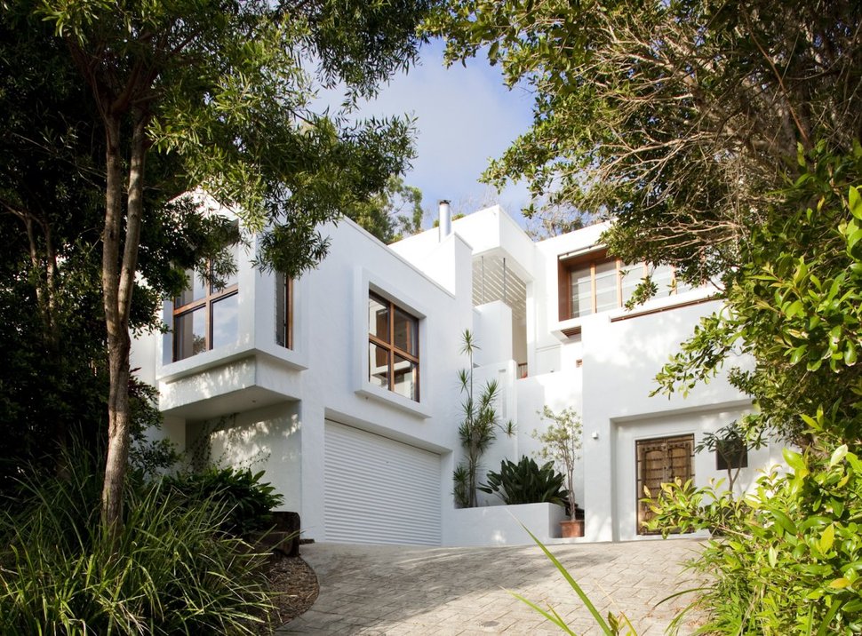 stunningly-reinvented-australian-home-features-towering-indoor-outdoor-courtyard-1-view-up-driveway.jpg