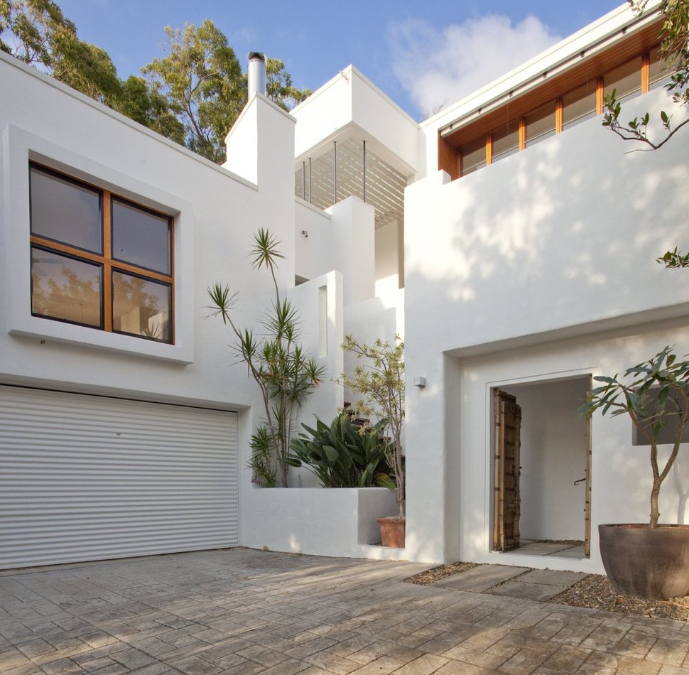 stunningly-reinvented-australian-home-features-towering-indoor-outdoor-courtyard-2-front-entrance.jpg