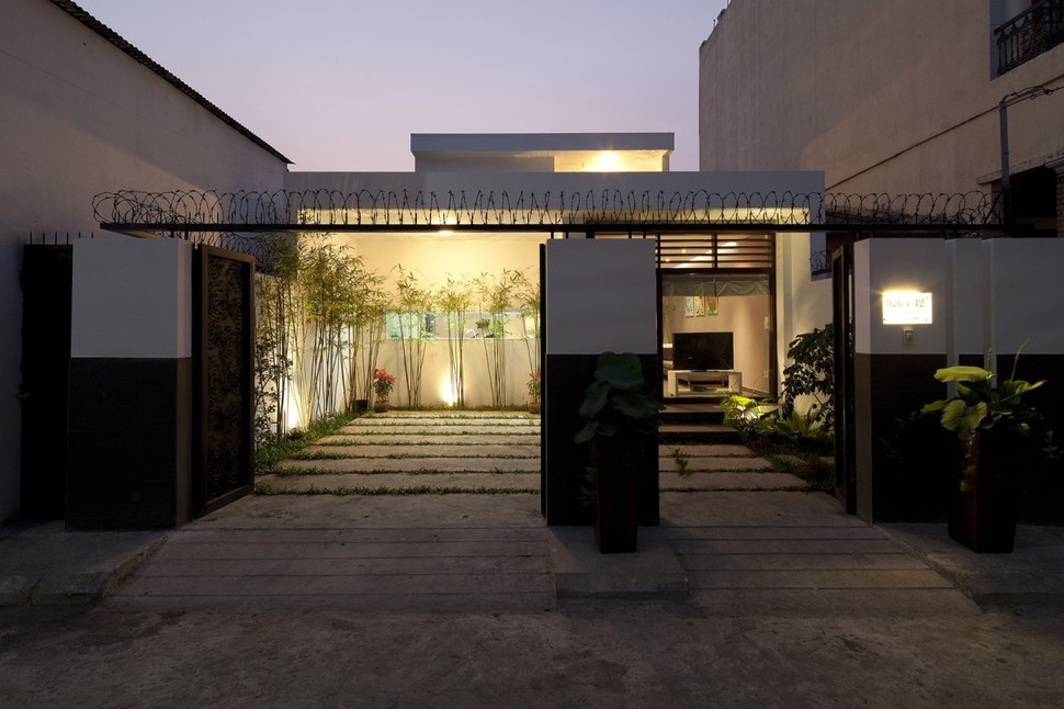 urban-vietnamese-house-combined-space-indoor-garden-2-gates.jpg