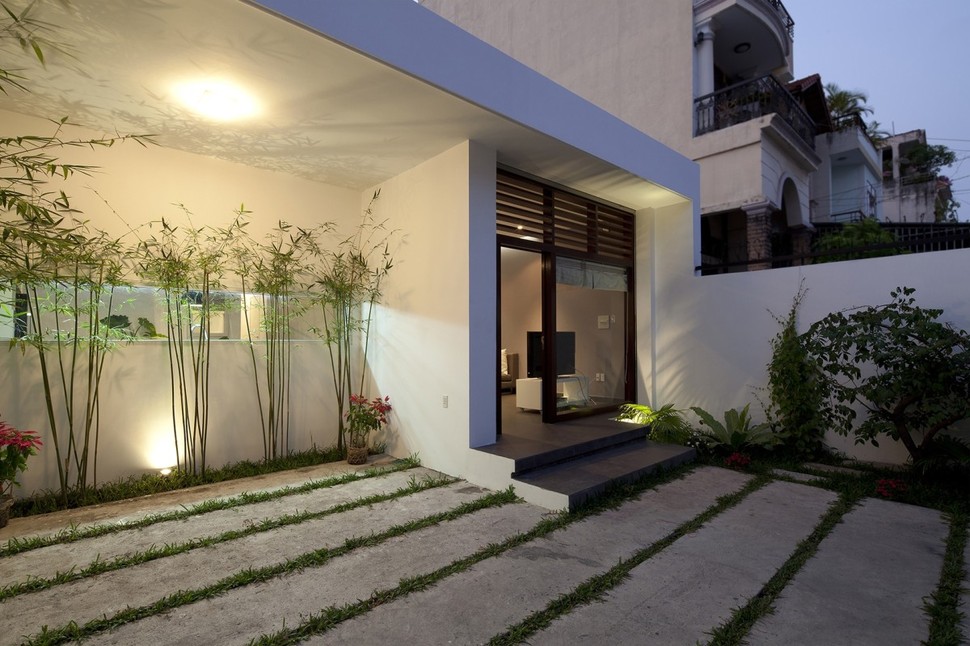 urban-vietnamese-house-combined-space-indoor-garden-3-yard-neighboring-buildings.jpg