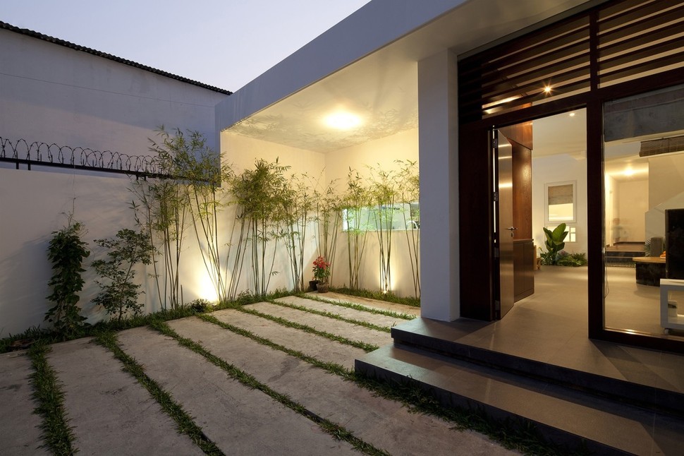 urban-vietnamese-house-combined-space-indoor-garden-4-open-doorway.jpg