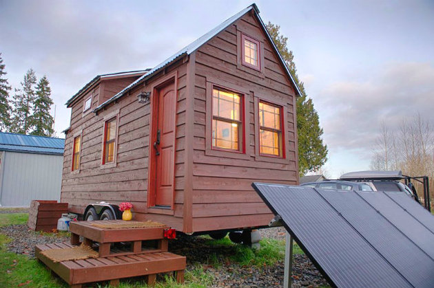 cabin-style-compact-washington-mobile-home-for-two-1-main-exterior-angle.jpg