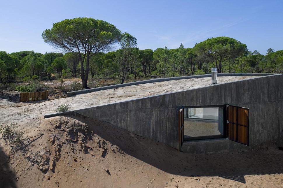 concrete-house-buried-under-artificial-sand-dunes-1-roof.jpg