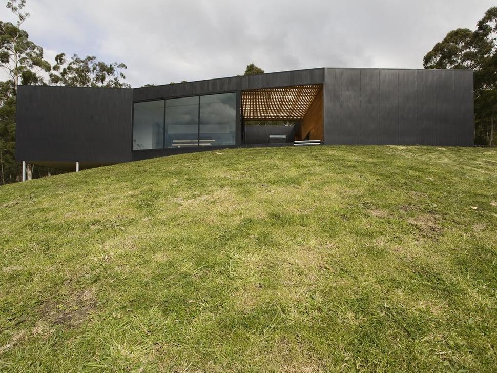 courtyard-house-built-for-severe-tasmanian-weather-1-from-below.jpg