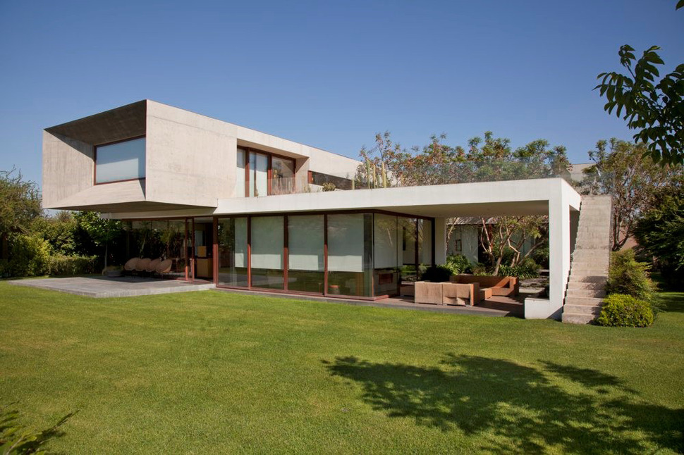 courtyard-house-with-glass-lower-floor-and-concrete-upper-2.jpg