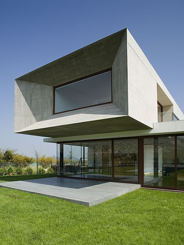 courtyard-house-with-glass-lower-floor-and-concrete-upper-3.jpg