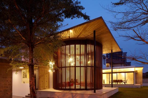 curved stacking glass doors surround drum shaped room voila house 1 drum closed thumb 630x420 25367 Curved and Stacking Louvered Glass Doors Surround Room in Voila House