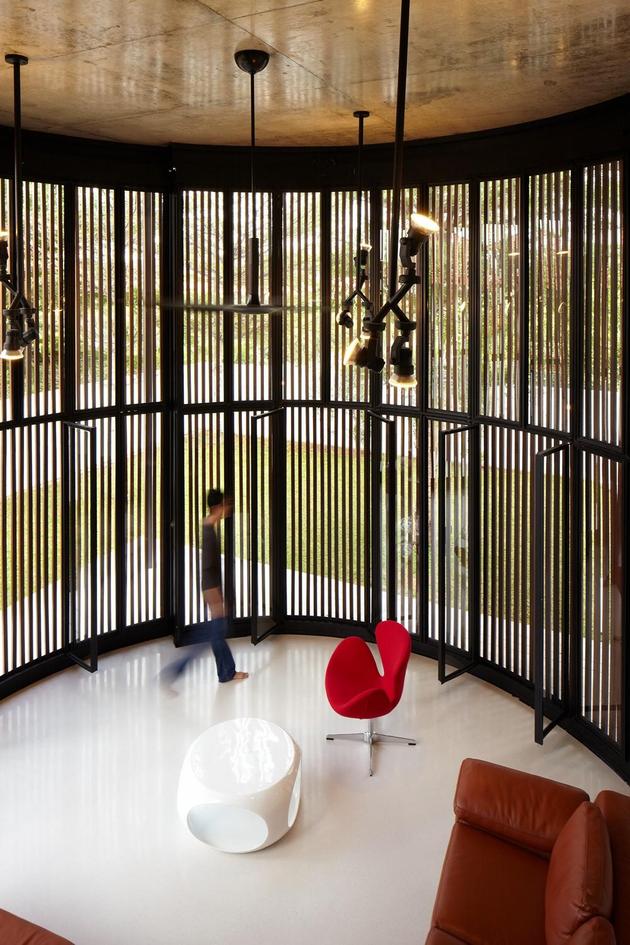 curved-stacking-glass-doors-surround-drum-shaped-room-voila-house-24-drum-windows.jpg