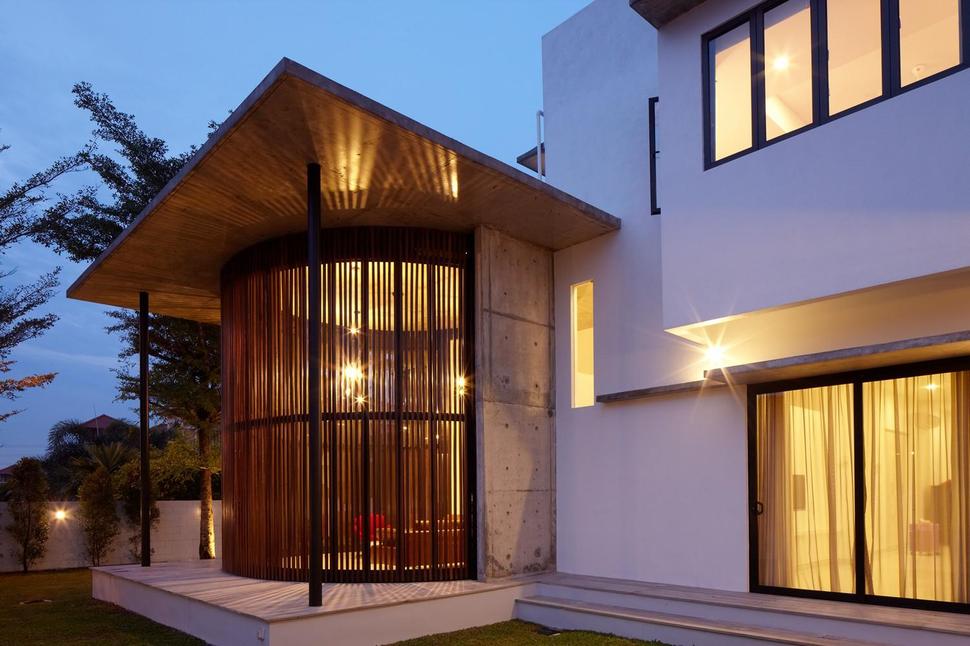 curved-stacking-glass-doors-surround-drum-shaped-room-voila-house-4-drum-design-night.jpg