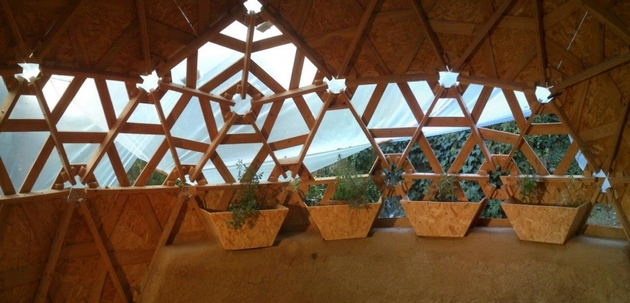 diy-wooden-dome-built-from-pallets-6-inside.jpg
