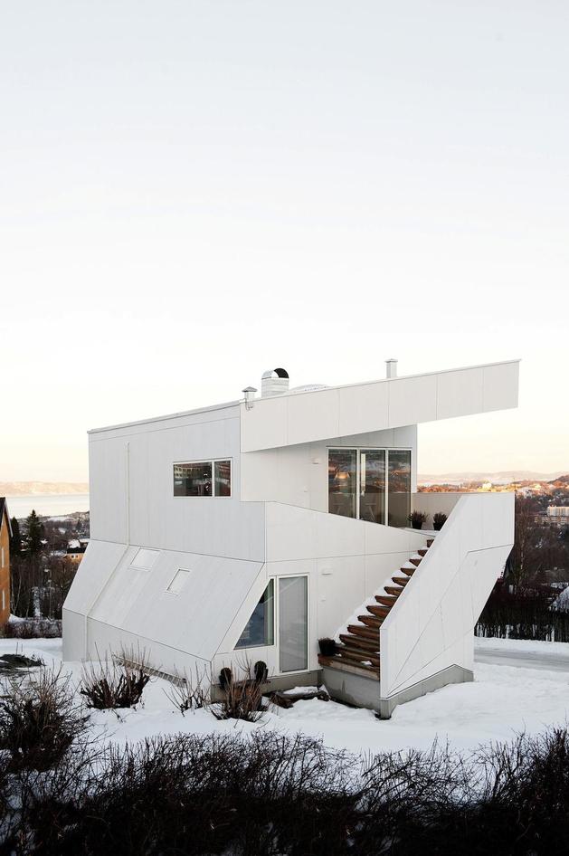 geometric norwegian house with creative interior fixtures 2 front angle thumb 630x946 24556 Geometric Norwegian House With Creative Interior Fixtures