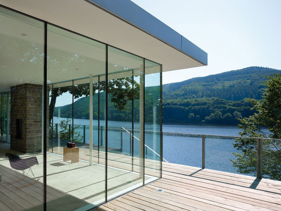 lake-house-above-rur-reservoir-germany-minimalist-masterpiece-1-glass-corner.jpg