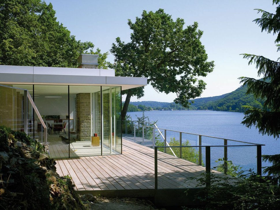 lake-house-above-rur-reservoir-germany-minimalist-masterpiece-2-deck.jpg