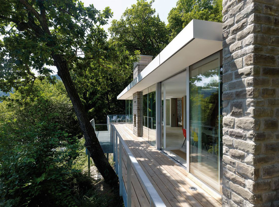 lake-house-above-rur-reservoir-germany-minimalist-masterpiece-4-deck.jpg
