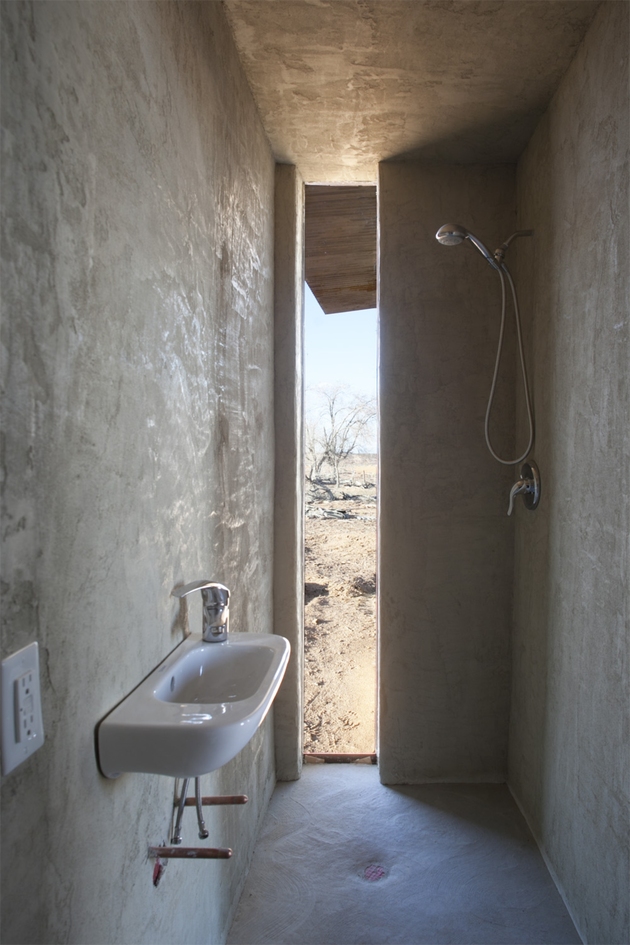 nakai-house-utah-features-wall-shelves-bedroom-niche-10-washroom.jpg