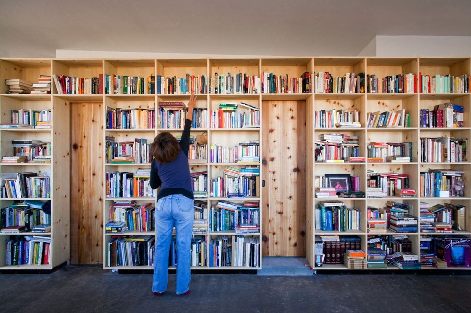 nakai-house-utah-features-wall-shelves-bedroom-niche-9-bookshelf.jpg