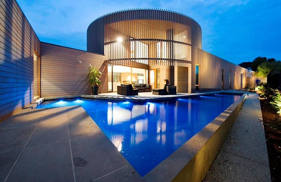 rectangular-wooden-house-with-slatted-circular-facade-4-pool.jpg