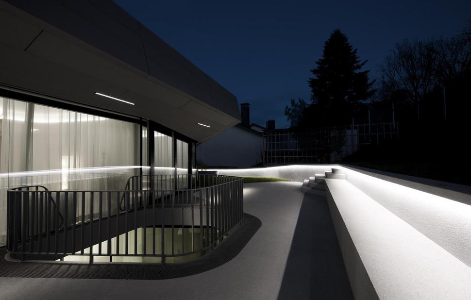 reinforced-concrete-house-with-aluminum-facade-8-upper-deck-night.jpg