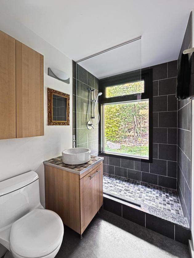 simple-vacation-cottage-design-kariouk-associates-12-bathroom.jpg