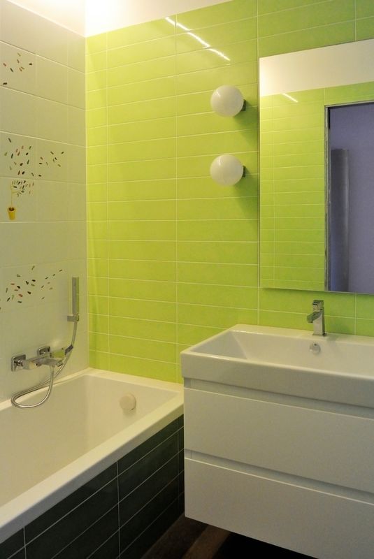 vibrant-colour-suspended-ceilings-define-modern-apartment-italy-12-bathroom.jpg
