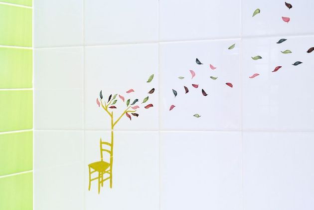 vibrant-colour-suspended-ceilings-define-modern-apartment-italy-13-bathroom.jpg
