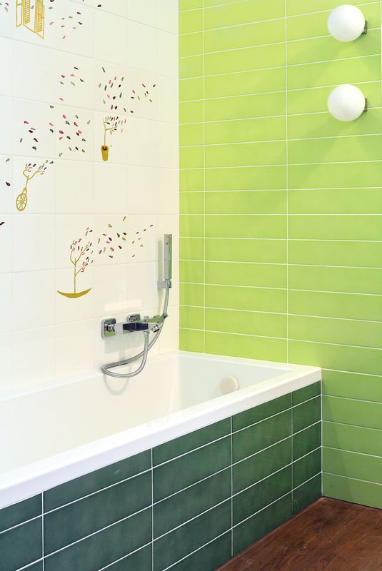 vibrant-colour-suspended-ceilings-define-modern-apartment-italy-14-bathroom.jpg