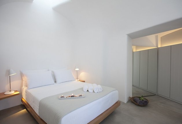 villa-greece-combines-old-world-charm-modern-minimalism-15-bedroom2.jpg