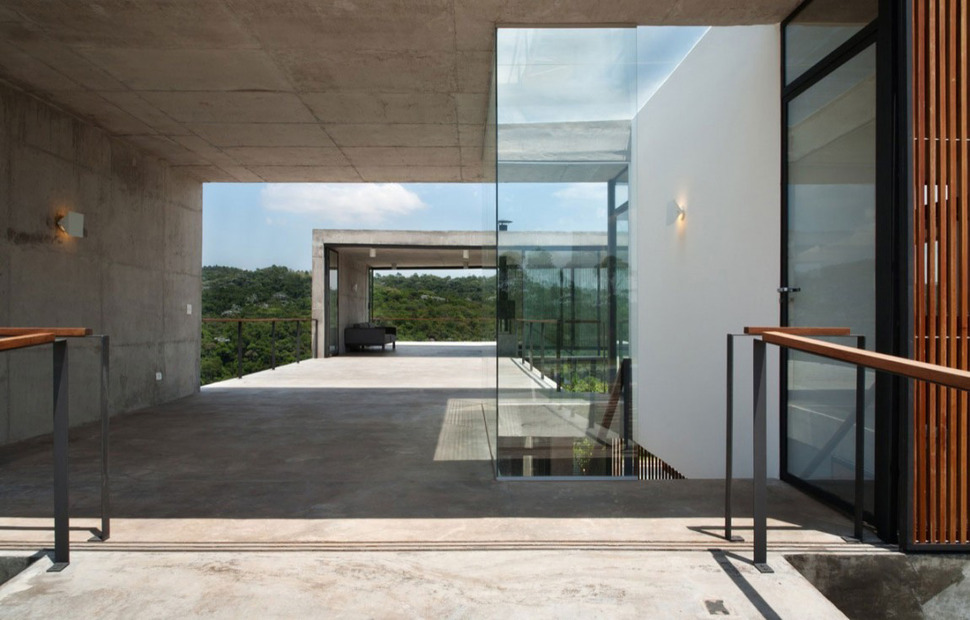 alfresco-house-with-courtyard-glass-walls-and-concrete-interiors-4.jpg