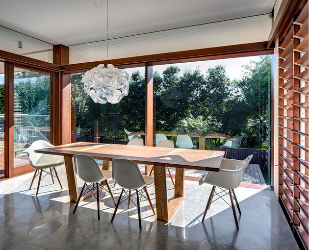 australian-home-with-spotted-gum-wood-details-pool-6-dining.jpg
