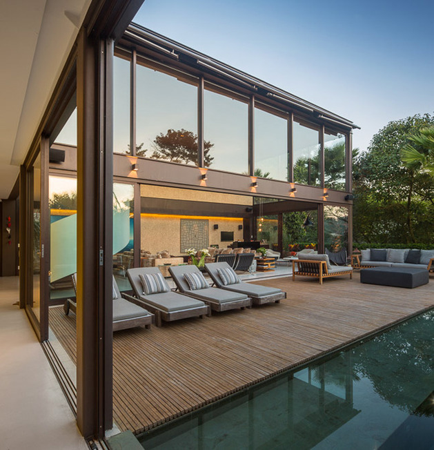 brazil-house-brings-indoors-out-with-glass-wall-design-3.jpg