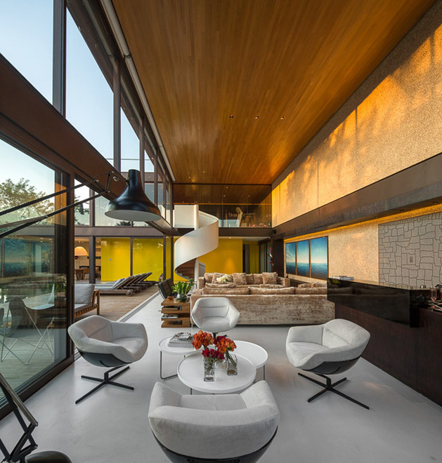 brazil-house-brings-indoors-out-with-glass-wall-design-9.jpg