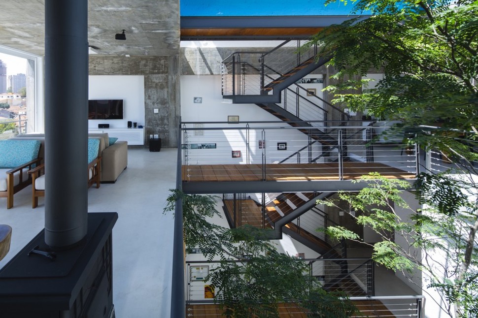 brazilian-concrete-house-built-around-three-story-courtyard-tree-19-third-level-overlook.jpg