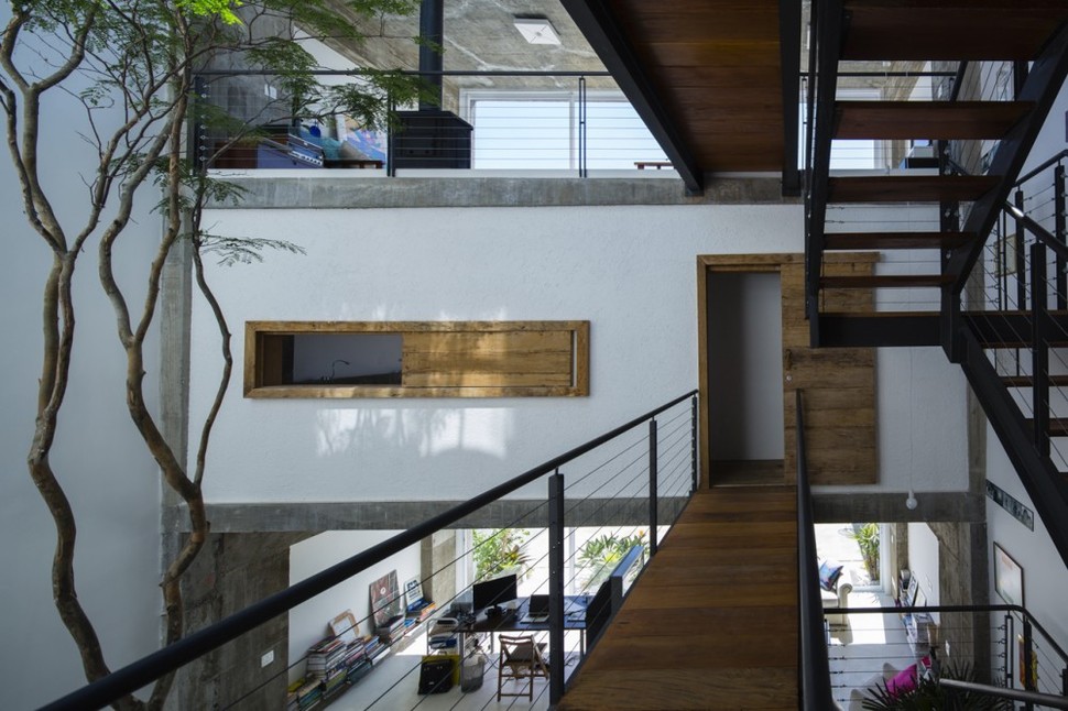 brazilian-concrete-house-built-around-three-story-courtyard-tree-6-second-level-bridge.jpg