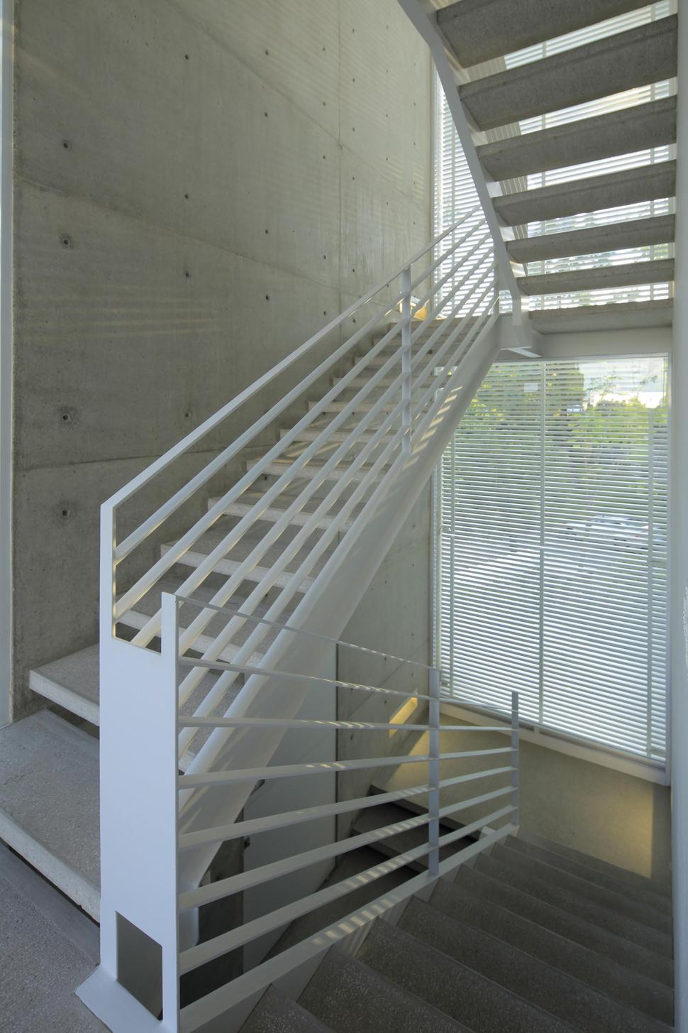 casa-siete-opens-wide-front-back-false-façade-23-outdoor-stairs.jpg