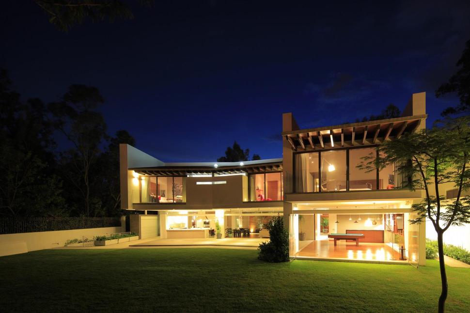 casa-siete-opens-wide-front-back-false-façade-29-backyard-evening.jpg