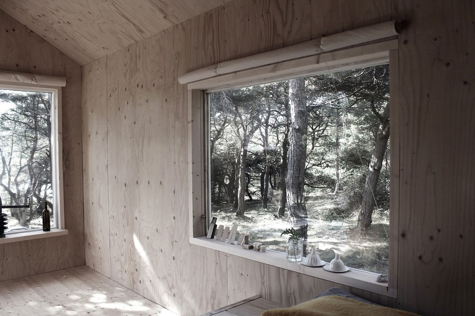 compact-plywood-pine-cabin-with-attached-sauna-10-shades.jpg