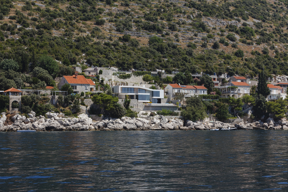 contemporary-mediterranean-coast-villa-7.jpg