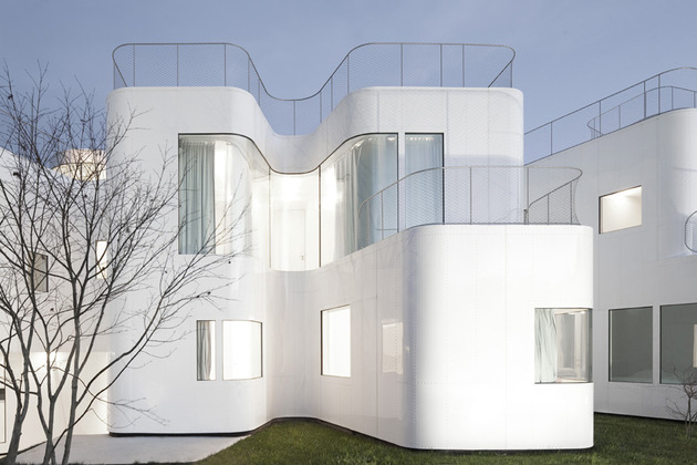 curvacious-glossy-white-home-addition-in-spain-7.jpg