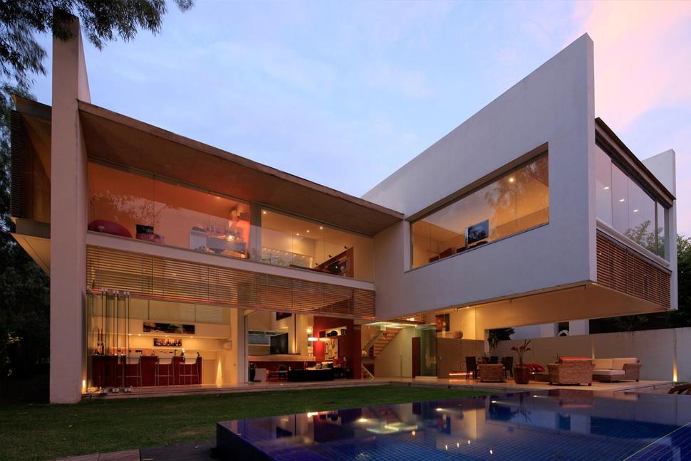 geometric-home-cantilevered-master-suite-overlooking-pool-12-pool.jpg