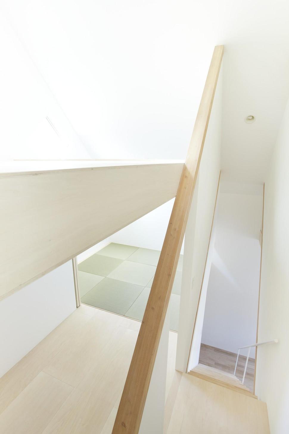 japanese-home-big-roof-8- large-y-supports-13-stairwell.jpg