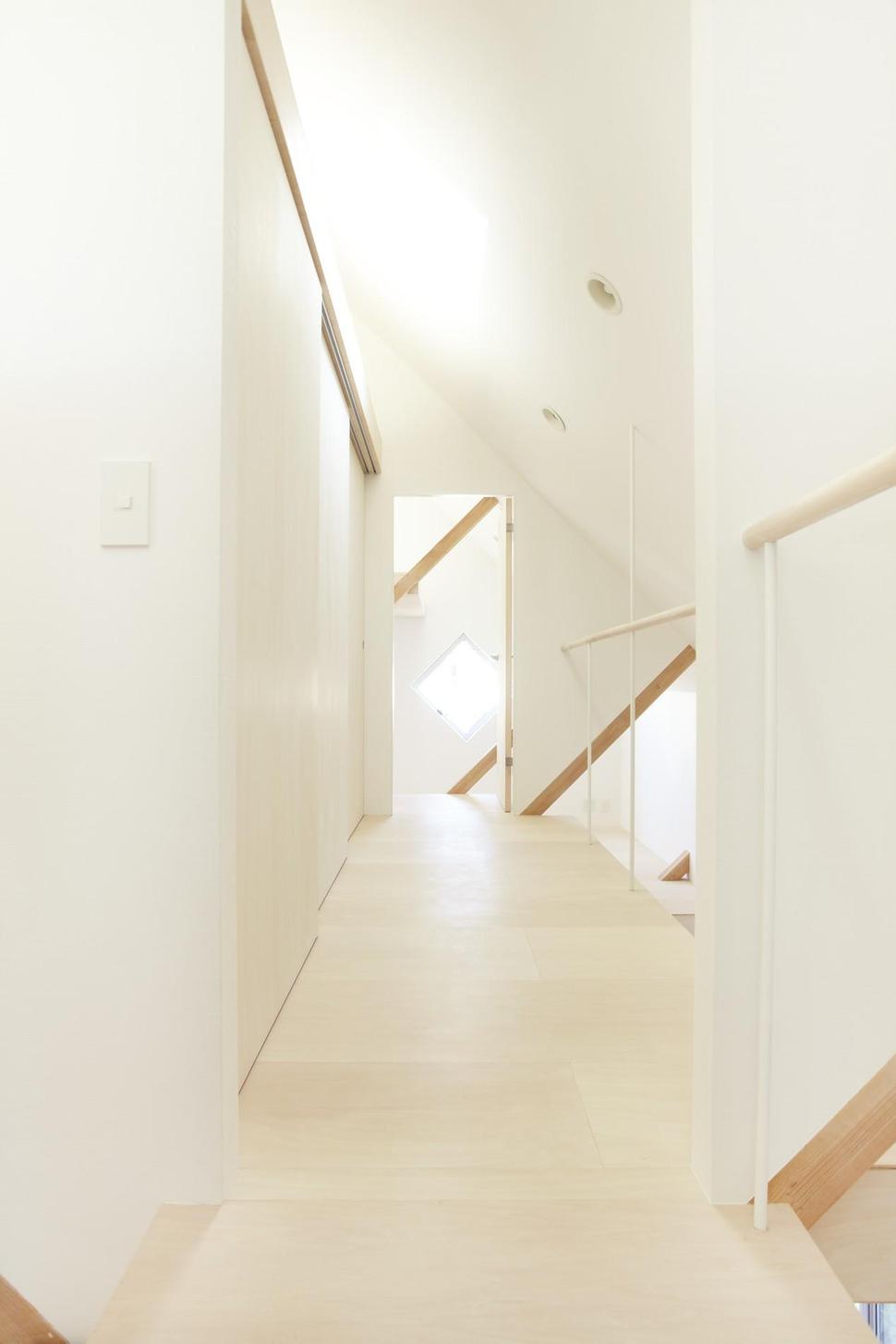 japanese-home-big-roof-8- large-y-supports-14-hallway.jpg