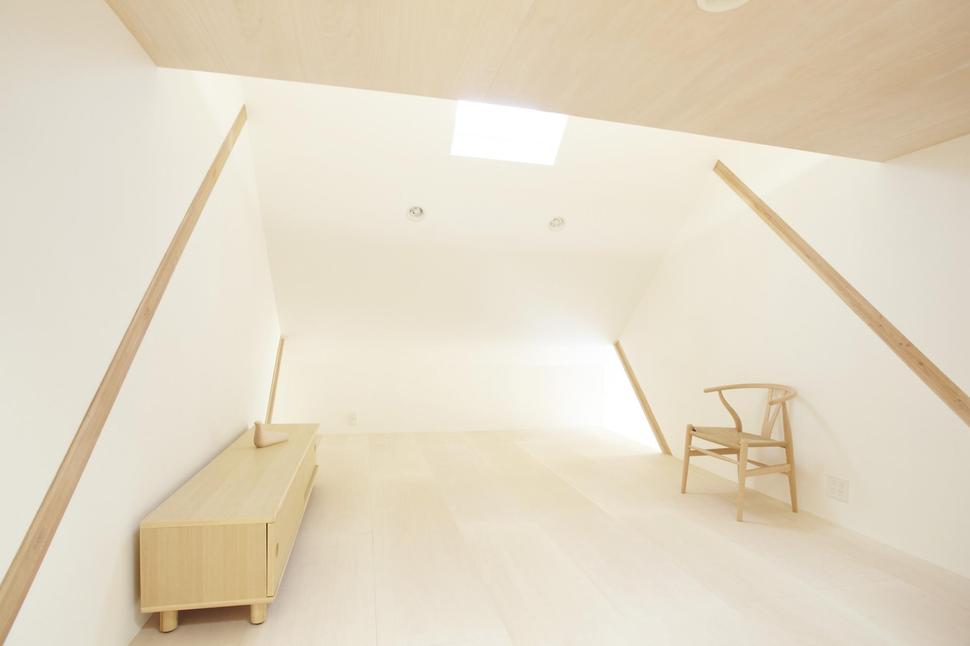 japanese-home-big-roof-8- large-y-supports-15-bedroom.jpg