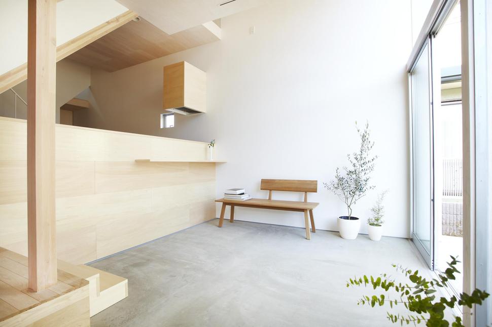japanese-home-big-roof-8- large-y-supports-4-foyer.jpg